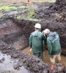 REgn og vand fik vi set en del af. Her udtages en jordsøjle til naturvidcenskabelige analyser 25/9 2012