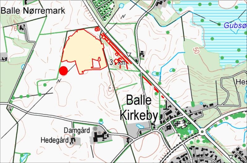 Området vi har undersøgt er her omkranset med rød linie. Det 3700 år gamle hus er at finde under den røde prik. 